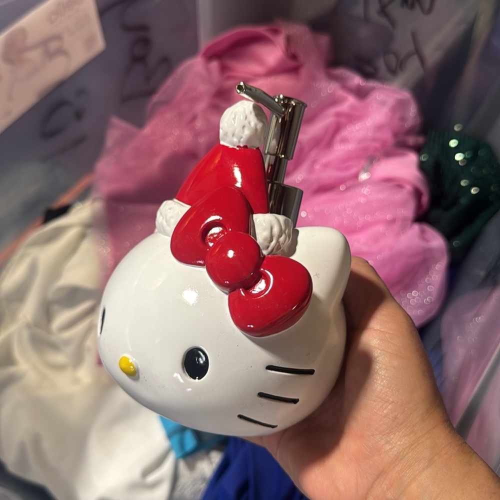 Hello Kitty Soap dispenser  White Ceramic Ornament with Yellow Accent - Picture 5 of 6
